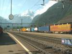 Ein  bunter  Containerzug nach Italien wartet am 03.06.07 in Erstfeld auf seine Weiterfahrt.