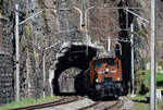 Gotthard-Bahntage: Das  Krokodil  Ce 6/8 14253 mit einem Extrazug bei der Bergfahrt nach Göschenen hat soeben den 78 m langen Maienkreuztunnel oberhalb von Wassen passiert.