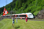 Dampf am Gotthard: Als Rahmenprogramm gab es auch noch das Zentralschweizerische Jodlerfest, das vom 17. bis 19. Juni 2022 in Andermatt stattfand. Aus diesem Anlass wurden zusätzliche Züge nach Göschenen eingesetzt. Hier rollt am 18.06.2022 die vierteilige  Silberling -Einheit 526 009  Sissacherflue  der SOB als  Blindgänger  (= des Grüssens nicht würdiger Zug) beim Wassener Fahnenschwinger Xaver Andermatt talwärts.