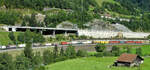 Doppel-Re 10/10 (SBB Re 4/4 II oder III [Re 420/421 oder 430] und Re 6/6  [Re 620]) mit KLV-Zug auf der unteren Trasse in der Wattinger Kurve in Richtung Erstfeld (14.08.2009).