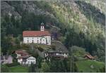  s Chiläli vo Wasse  /  die Kirche von Wassen , ziemlich weltberühmt, auch wenn durch den GBT die meisten Reisenden in den Süden nicht mehr in den Genuss kommen die Kirche von Wassen drei mal zu sehen.
Versteckt im Bild und doch praktisch bei der Kirche zeigt sich der SOB RABDe 526 112 als IR 2422 von Locarno nach Zürich beim Verlassen des 40 Meter langen Stahllochtunnels. 

19. Oktober 2023