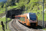 InterRegio von Locarno nach Zürich hat soeben einen kurzen Tunnel oberhalb Wassen verlassen und fährt talwärts Richtung Norden.