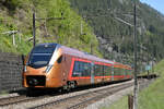 InterRegio von Zürich nach Locarno fährt oberhalb Wassen in der Morgensonne bergwärts.