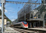 Durchfahrt des Intercity im Bahnhof Göschenen Richtung Norden. Rechts die Verladestelle für das Ausbruchmaterial vom neuen Autotunnel durch den Gotthard. Göschenen, 11.5.2024