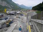 Gotthard 2008 - Blick ber die NEAT Baustelle des Gotthard Basistunnels am 25.05.2008 in Richtung Norden. Die Besucherzentren Bodio und Erstfeld sind tglich auer Montags von 10 bis 18 Uhr geffnet. Der Eintritt ist frei. In einer Ausstellung und einem ffentlichem Rundweg kann man sich ein Bild ber den Fortschritt der Arbeiten machen. Fhrungen werden nach Voranmeldungen kostenpflichtig durchgefhrt. Das InfoCenter Erstfeld ist mit dem Bus ab Erstfeld oder Flelen zu erreichen oder man genehmigt sich, so wie wir, einen 30 min Spaziergang ab dem Bahnhof Erstfeld. Die Richtung ist klar, ab dem Bahnhof immer Richtung Norden die Gotthardstrae entlang. Man kann es nicht verfehlen!