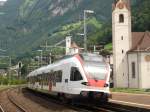 Ein Flirt fhrt als Regionalzug in den Bahnhof Flelen ein