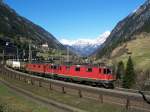 Re 10/10-Gespann am 02.04.2010 bei Wassen kurz vor der Einfahrt in den Wattinger Kehrtunnel.