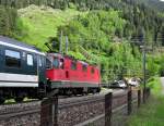 Zugsbegegnung bei Wassen am 30.05.2010 mit Re 4/4 II 11213 und ETR 470.