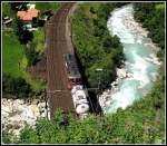 Eine Re 420 verlsst soeben das Wattinger-Kehrtunnel und folgt nun der Reuss bei Wassen.