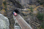 Vom Tunnel auf die Brücke -

Ein Güterzug befährt den Leggistein-Kehrtunnel bergwärts. Die Lokomotive hat soeben die Obere Meienreussbrücke erreicht. 

01.11.2005 (M)