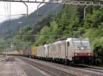 Zwei Crossrail E 186 waren am 11.06.2011 mit einem Containerzug bei Wassen unterwegs.