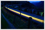 Band in Blau-Gelb - 

Zugdurchfahrt abends in Wassen an der Gotthardbahn, 

01.11.2005 (M)