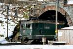 Re 4/4 11384 verlässten den Tunnel Wassen.