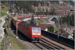 Die DB 185 126-0 schiebt den langen  Winner- Zug  auf der Gotthard-Nord-Rampe nach.