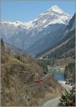 Eine Re 460 mit dem IR 2271 Zürich - Lorcano erreicht vom Pfaffensprung her kommend in Kürze den Mühle Tunnel unterhalb von Wassen.