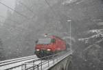 Wintereinbruch am Gotthard: Die Re 460 115-9 zieht einen IR über die Obere Meienreuss-Brücke am 22.10.2014.