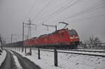 Wintereinbruch am Gotthard: 185 125-2 an der Spitze erreicht zusammen mit einer weiteren BR 185 in Kürze den Bahnhof Göschenen am 22.10.2014.