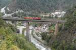 Auf der Kerstelenbachbrücke befinden sich eine SBB- und InterregioCargo-Re 4/4 II auf der Fahrt Richtung Erstfeld.