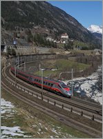 Ein Trenitalia ETR 610 als EC 17 von Zürich nach Milano bei Wassen.