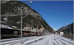 In Göschenen warten zwei Güterzüge auf die Überholung rascherer Reisezüge bis sie ihren Weg nach Süden bzw.