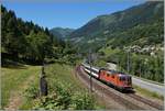 Eine SBB Re 4/4 II ist mit einem IR kurz vor Rodi Fiesso auf dem Weg nach Locarno.