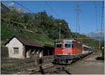 Die SBB Re 4/4 II 11156 fährt mit einem EC Ersatzzug Richtung Süden durch den schon seit langem nicht mehr genutzten Bahnhof von Giornico durch.