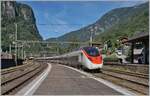 Lokführer und Reisende geniessen die Fahrt über die Gotthard Bahn  Panorama -Strecke auf ihrer Fahrt in den Süden.