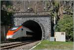 Ein SBB RABe 501  Giruno  verschwindet im 1567 Meter langen Prato Kehrtunnel, der den Zug in der auf dem Weg Richtung Norden zwischen Faido und Rodi-Fiesso ein gutes Stück an Höhe gewinnen