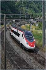 Ein SBB ETR 610 auf dem Weg in Richtung Milano Centrale verlässt Rodi Fiesso. 

21. Juli 2016