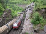 Gotthard 2008 - Eingequetscht zwsichen Felsen verluft die Doppelspur der Gotthardbahn hier bei Dazio Grande.