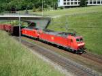 Der rote Zug mit zwei BR 185, diesmal aus der anderen Richtung bei Faido am 07.06.2008