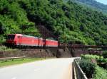 Zwei BR 185 fahren am 25.07.2008 in der Biaschina-Schlucht nach Norden.