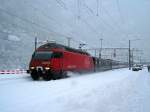 Re 460 (vermutlich 004) mit EC nach Milano am 10.12.2008 bei der Durchfahrt in Faido.