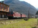 Re 10/10 mit GZ nordwrts bei Castione am 13.03.2009