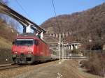 Biaschina, es ist wohl einer der beliebtesten Fotostellen eines Eisenbahner auf der Sdseite des Gotthardes. Denn von hier aus sieht man einen Zug innerhalb von wenigen Minuten gleich drei Mal. Auf der Obersten, Mittleren und auf der Untersten Ebenen. Hier fhrt gerade die Re 460 027-6  Joggeli  mit einem IC auf der Untersten Ebenen in Richtung Chiasso (17.2.05)