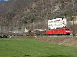 Zwei BR 185 mit einem Ganzzug aus British-Rail Gterwagen bei Castione am 13.03.2009