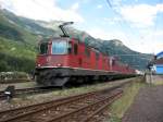 Etwas besseres Wetter  war am 22.08.2009 in Ambri-Piotta, wo soeben ein Re 20/20-Powerpack durchfhrt.