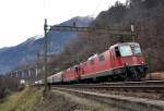 Die Re 4/4 III 11370 und die Re 4/4 II 11245 fahren mit ihrem kurzen Güterzug nordwärts, links ist das Gebäude der ehemaligen Station Giornico zu erkennen, aufgenommen am 19.12.2014.