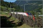 Auf der Gotthard Südrampe begrenzen immer wider Steinplatten die Bahnstrecke, so wie hier oberhalb von Rodi Fiesso zu sehen ist.