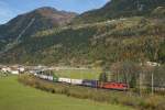 Re 4/4 II 11332 und Re 620 087-7 befinden sich am 24.10.2015 bei Ambri-Piotta.