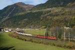 Re 4/4 II 11280 und  Re 6/6 11672 fahren am 23.10.2015 durch die herbstlich gefärbte Leventina.