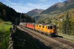 Re 4/4 II 11320 und Re 6/6 11614 befinden sich am 24.10.2015 bei Rodi-Fiesso.