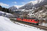 Re 6/6 11634 und Re 4/4 II 11315 rollen am 15.02.2016 mit mit einem GZ aus Emmenbrücke talwärts.