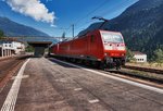 DB 185 133-6 und 185 126-0 durchfahren mit einem Güterzug Richtung Gotthard, den Bahnhof Faido.