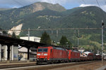 SBB/DB: Güterzug mit Doppeltraktion der BR 185 im letzten Abendlicht in Airolo am 13.