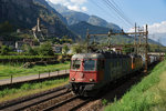 SBB: Re 10/10 (620 087-7 und Re 4/4 II 11320) bei Giornico vor der Kulisse der Kirche Santa Maria di Castello aus dem 12.