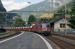 SBB: Eine Re 10/10 mit HOLCIM-Kieswagen bei der Bahnhofsdurchfahrt Faido am 13.