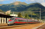 Von der Abendsonne beschienen durchfährt ein ETR 610 der FS am 13.09.2016 den Bahnhof Airolo, gleich wird er in den Gotthardtunnel einfahren