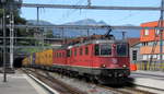 420 339-4 und 11672 beide von SBB kommen aus dem Tunnel mit einem langen Containerzug aus Italien nach Deutschland und fuhren durch den Bahnhof von Bellinzona(CH) in Richtung 