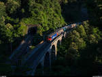 SBB Cargo Re 6/6 11674 mit Cargo-Express-Zug 50278 Lugano Vedeggio - RB Limmattal am 19. Juni 2020 auf dem Piantorino-Viadukt an der Ceneri-Nordrampe.